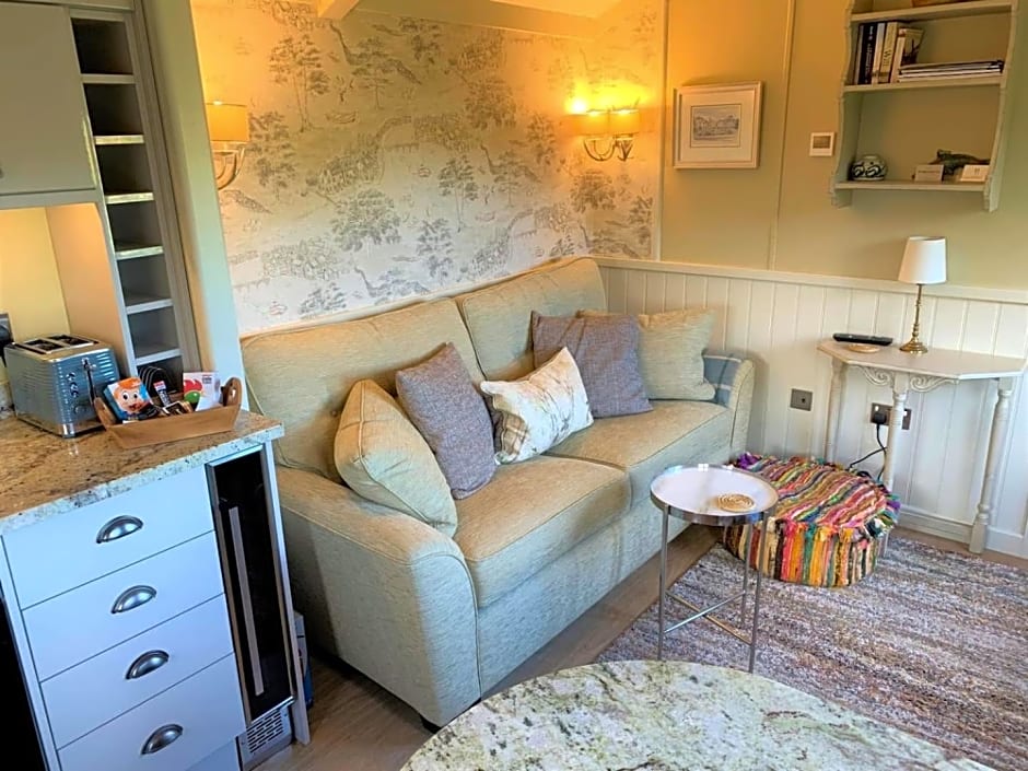 Luxury Shepherds Hut with Superb Views & Fire Pit & walking distance to a superb Gastro Pub