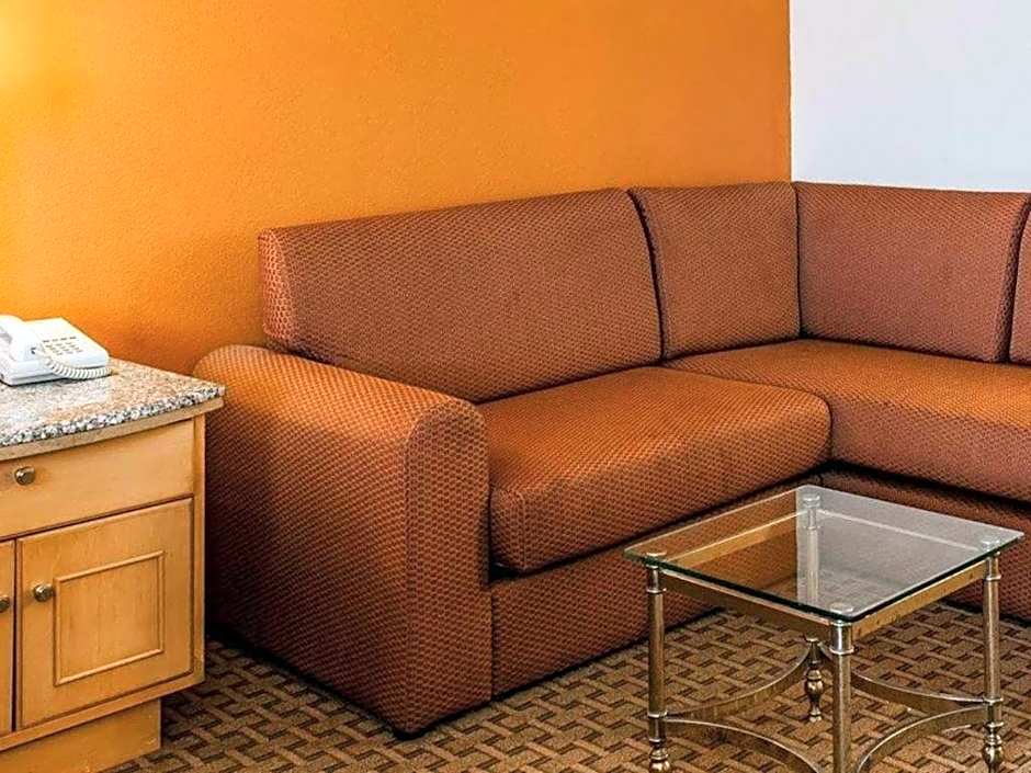 Quality Inn & Suites Shelbyville I-74