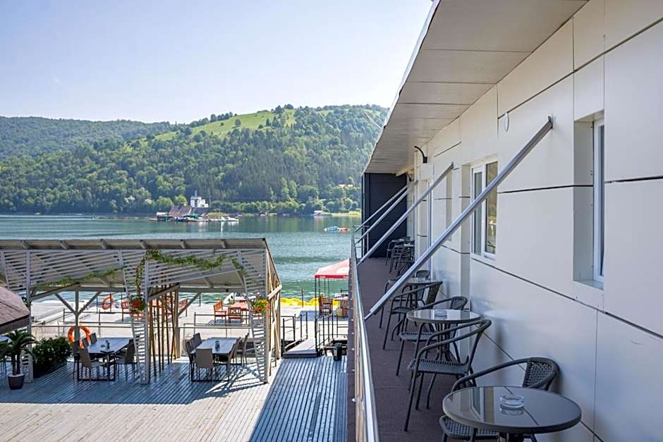 Hotel Plutitor Lebăda