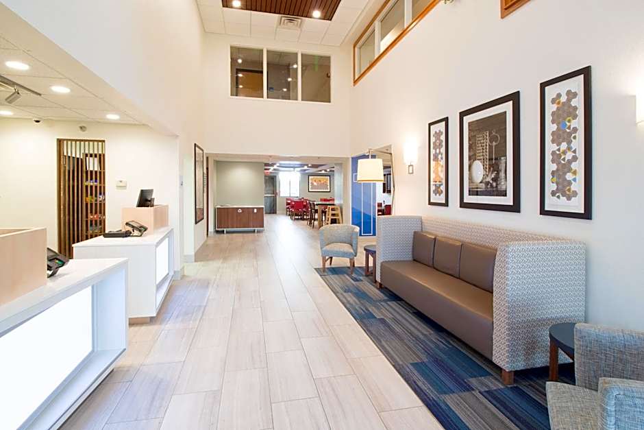 Holiday Inn Express & Suites Worthington By IHG