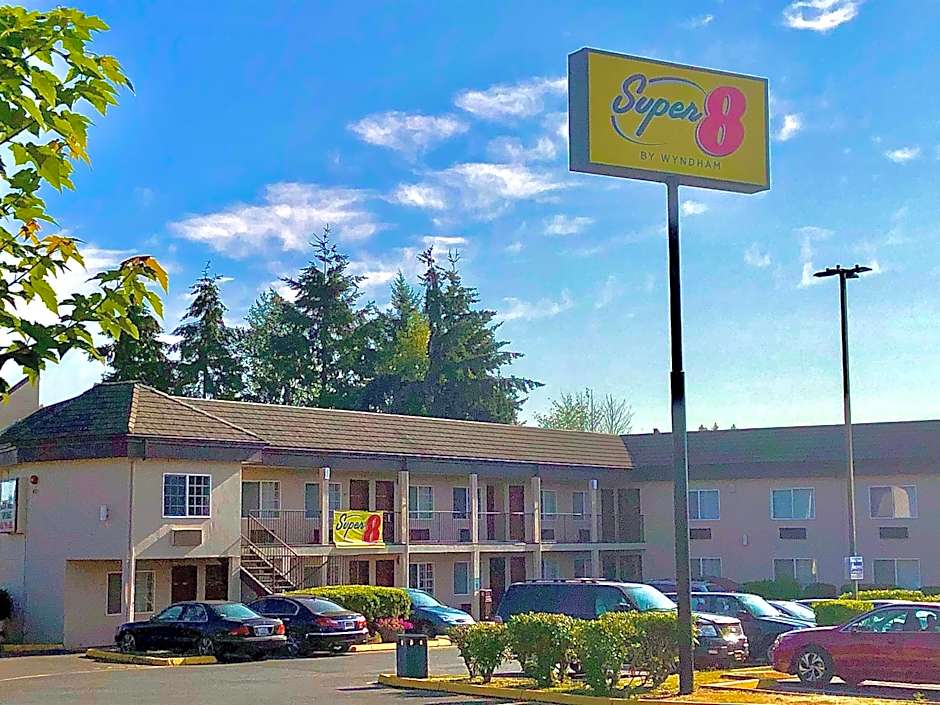 Super 8 by Wyndham Lynnwood