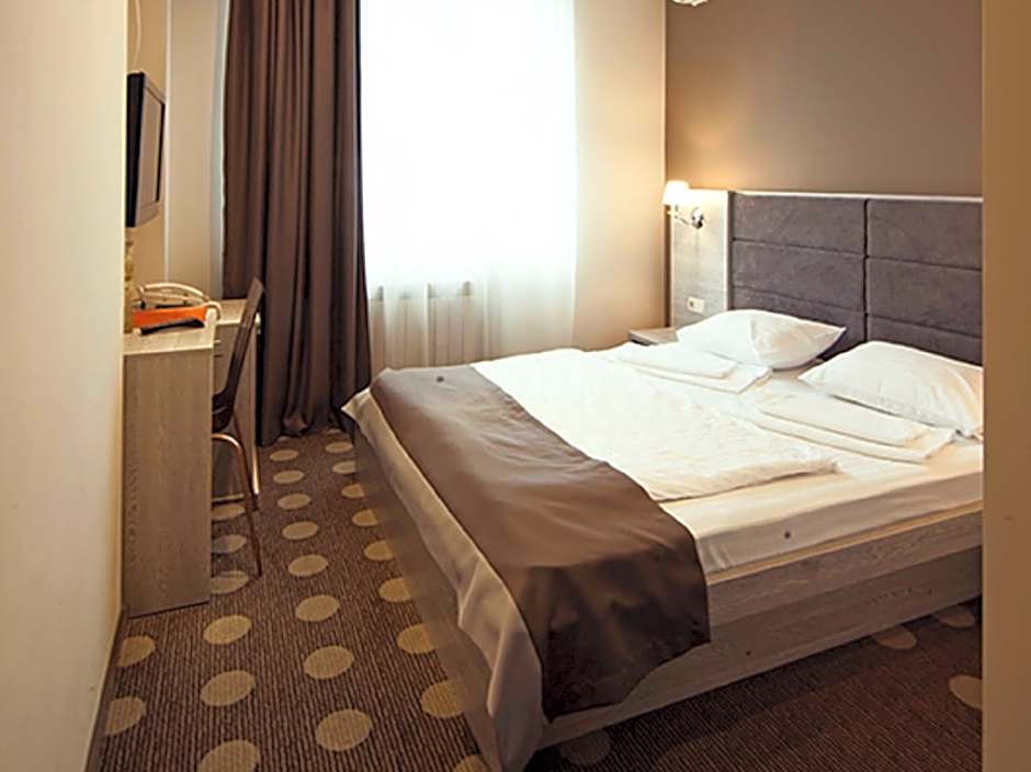 Ambassador Plaza Hotel