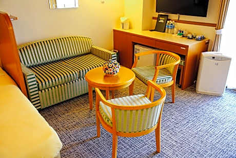 Family Room with Sea View - Non-Smoking