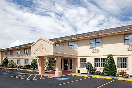 Super 8 by Wyndham Sulphur