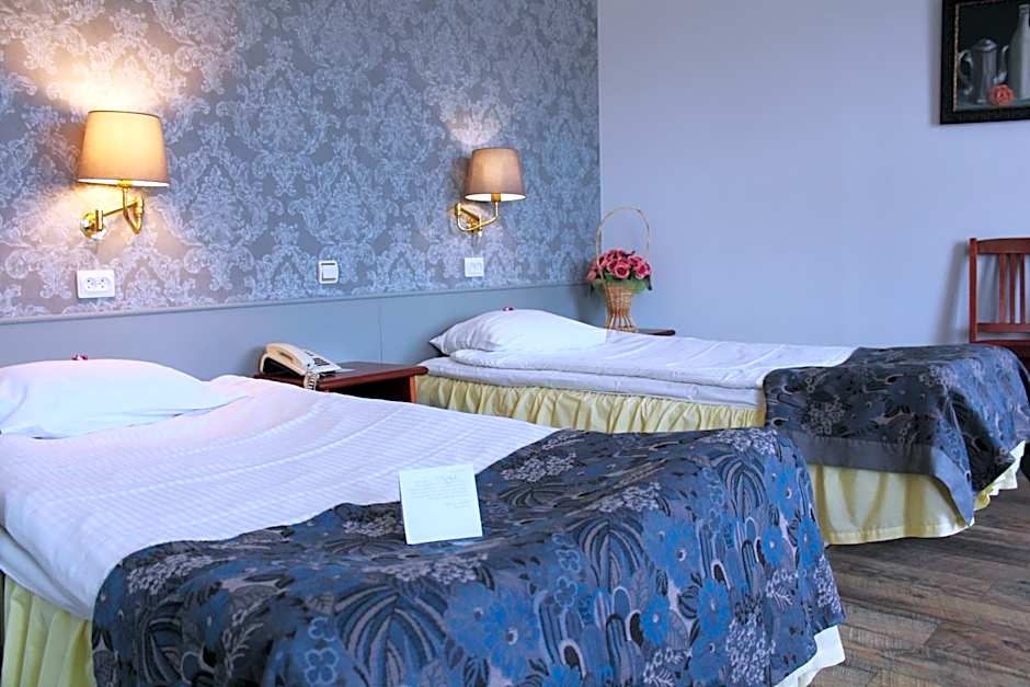 NB hotel with free parking