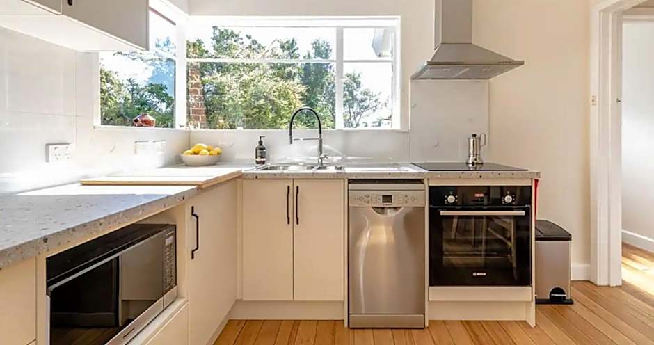 Relaxing modern home in central Sandy Bay