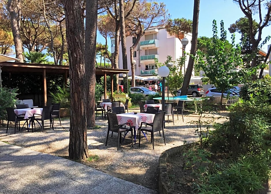 B&B Promenade Hotel Simple con Piscina