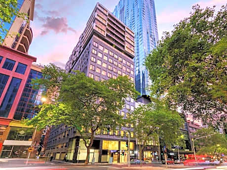 Brady Apartment Hotel Hardware Lane