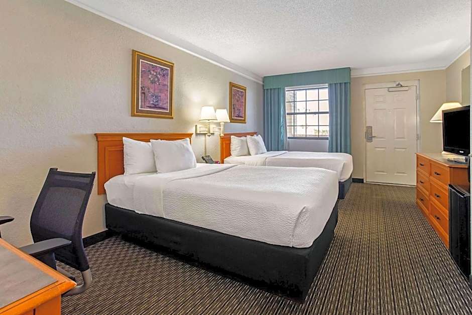 La Quinta Inn & Suites by Wyndham Tampa Bay Pinellas Park Clearw