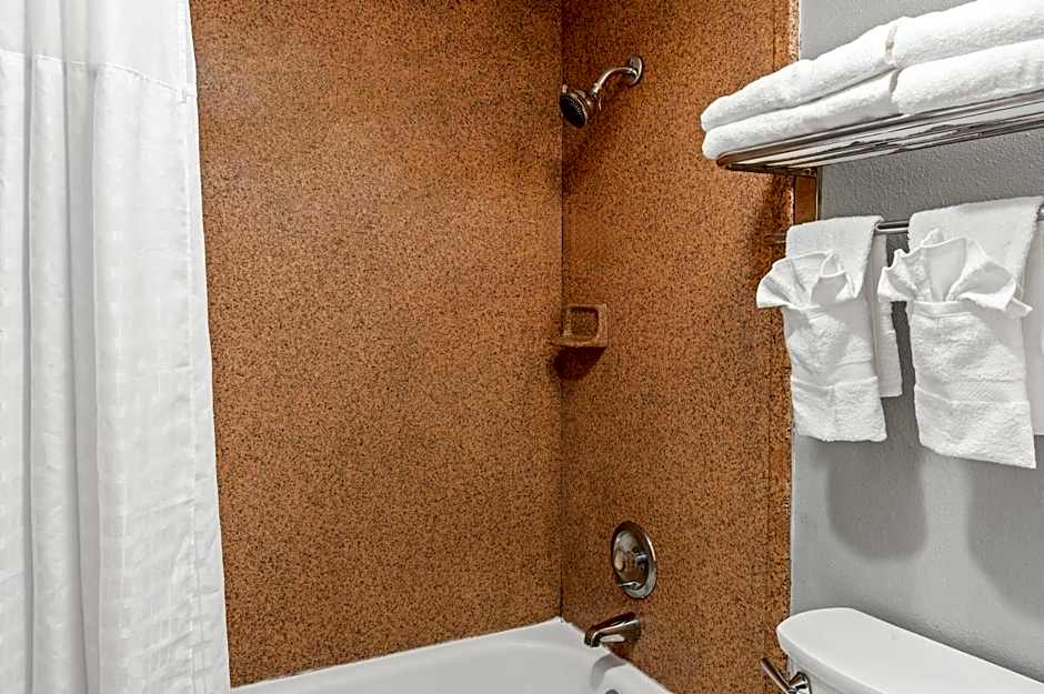 Travelodge by Wyndham Bloomington 