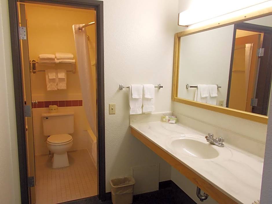 Boarders Inn and Suites by Cobblestone Hotels - Ripon