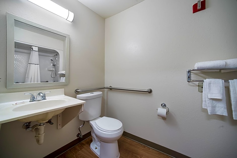 HomeTowne Studios by Red Roof St. Louis - Airport/N Lindbergh
