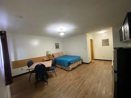 Queen  Room with Full Kitchen