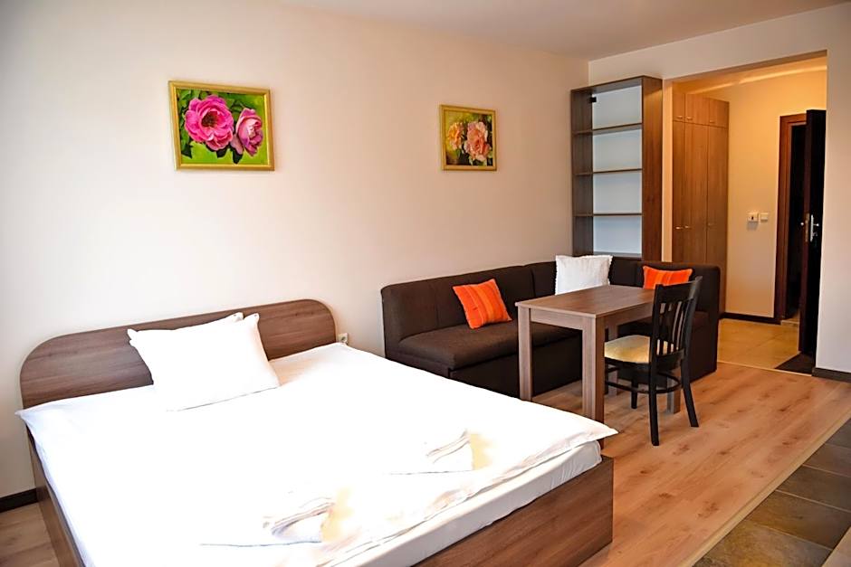 Royal Bansko - Family Apart Hotel With All Inclusive Light or HB&Drinks and Hot Pool & Jacuzzis