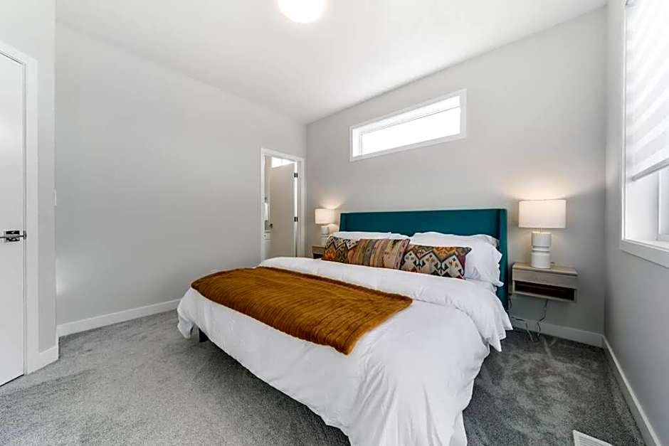 Modern Nordic Escape, 3BR Near WEM & DT, AirCon & Fireplace, Wifi, Sleeps 6!