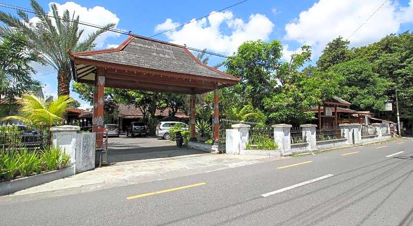 RedDoorz Plus near Alun Alun Selatan 2