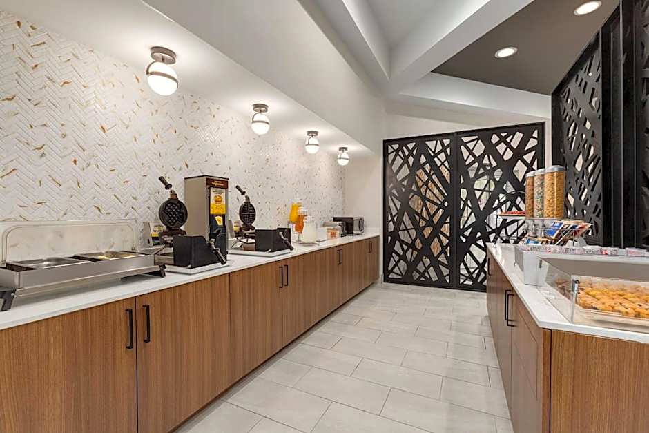 La Quinta Inn & Suites by Wyndham Dallas Arlington South