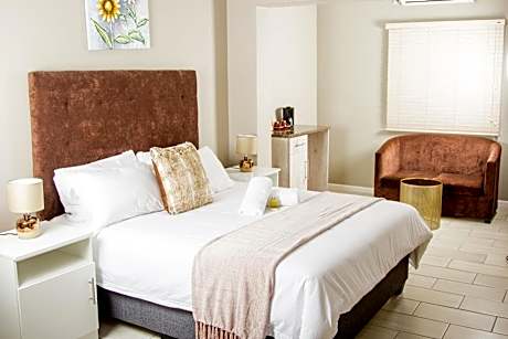 Deluxe Queen Suite