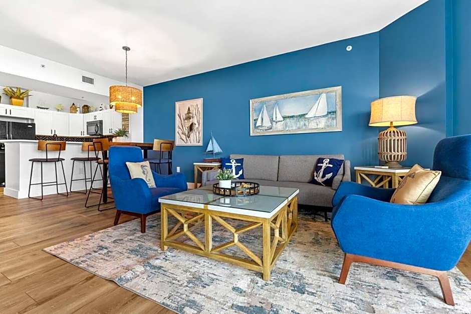 Sunrise Surprise 9th floor 2BR 2 BA King Suite Beach shuttle, heated pool!