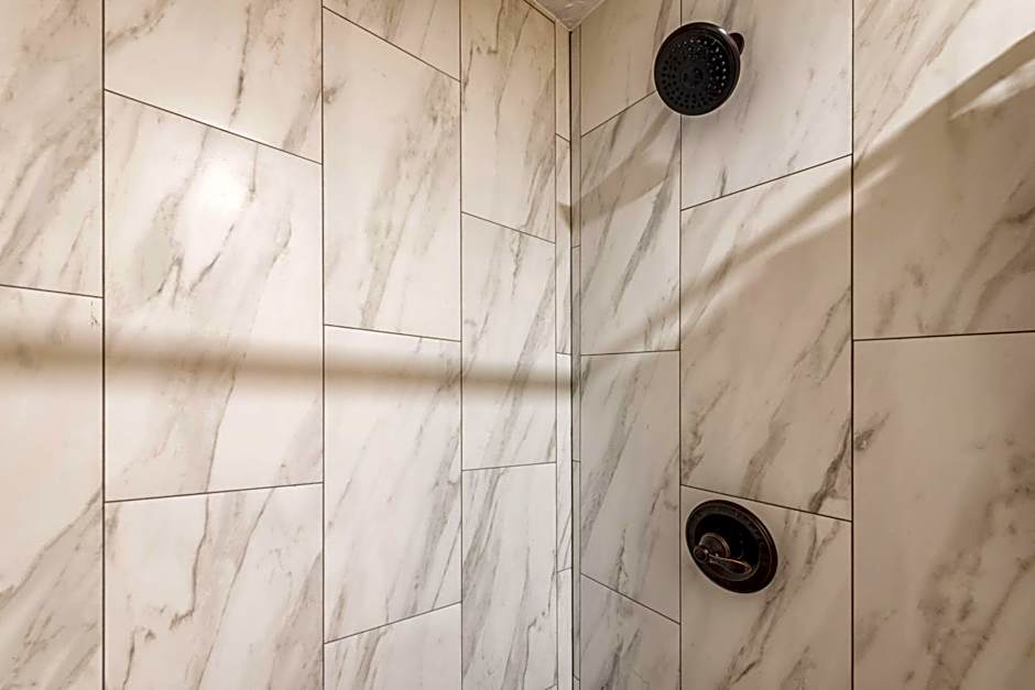 Updated Kihei Studio, Steps to Beach with Pool, Hot Tub & Parking