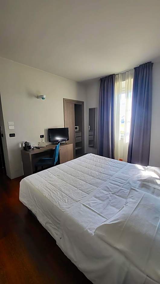 Jet Hotel