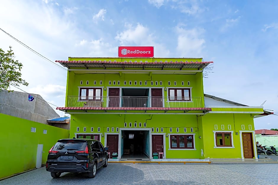 RedDoorz Syariah near UISU Medan