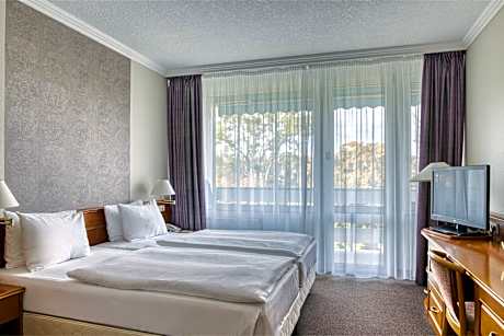 Suite with Wellness and Fitness Access