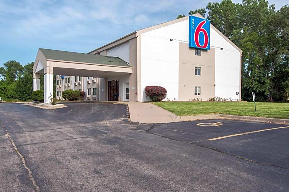 Motel 6-Lawrence, KS