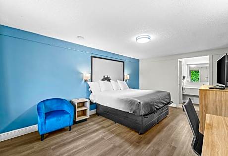 Deluxe King Room - Non-Smoking