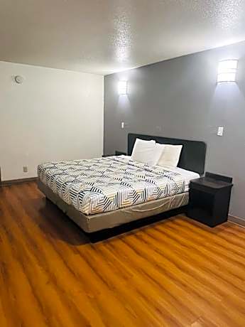 Deluxe King Room - Non-Smoking