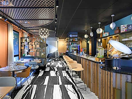 Tribe Paris La Defense Esplanade