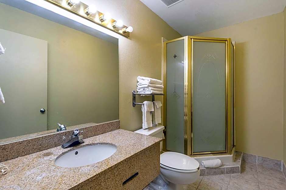 Econo Lodge & Suites Clarksville near Governors Square Mall