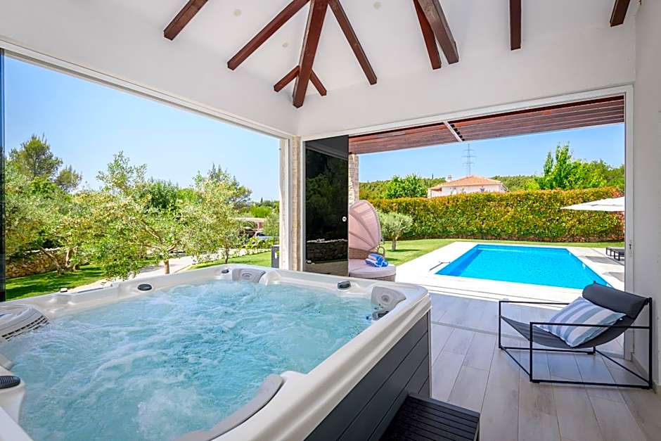 Villa Stella - heated pool, jacuzzi & sauna