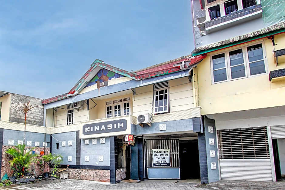 Capital O 93653 Kinasih Hotel