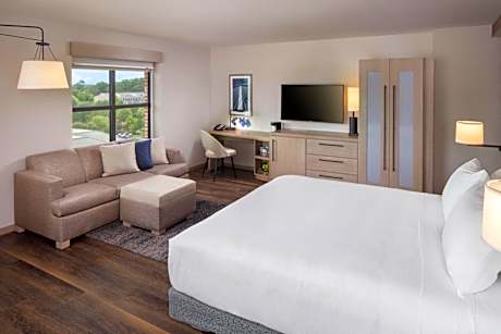 King Room with Shower and Sofa Bed - Disability Access