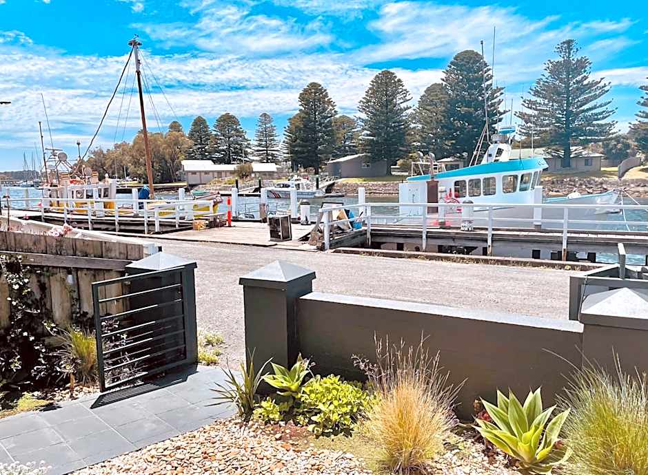 Edge17 Waterfront Apartment, plus Cottage with Garden View - Port Fairy