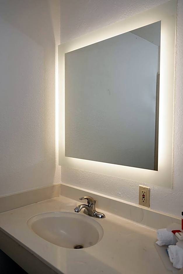 Howard Johnson by Wyndham Salinas