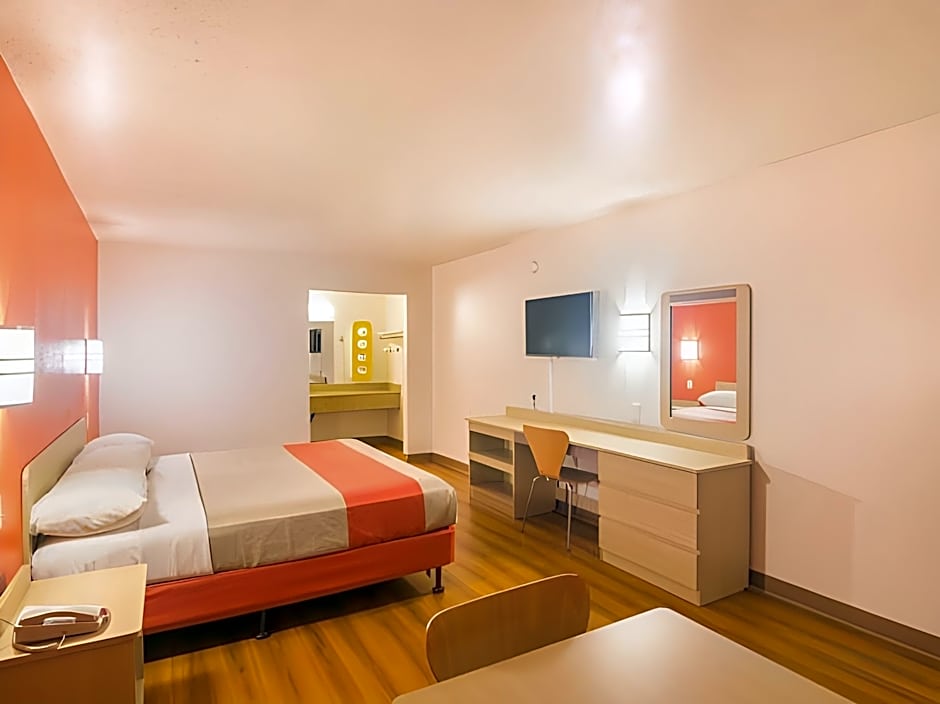 Motel 6-Buena Park, CA - Knotts Berry Farm - Disneyland