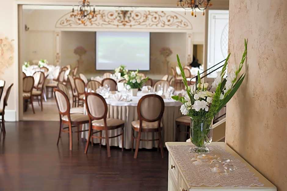 Villa Estera - Hotel & Restauracja