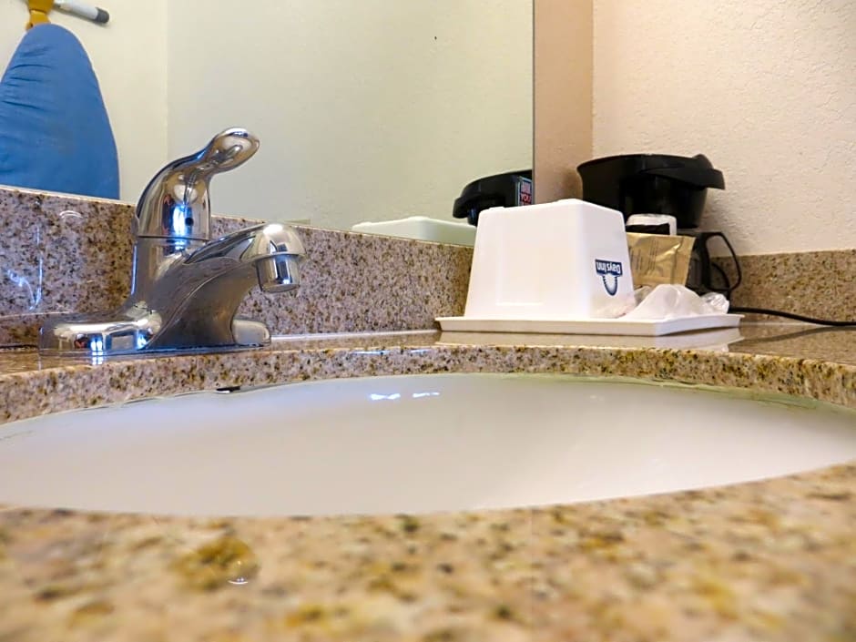 Cabana Inn & Suites