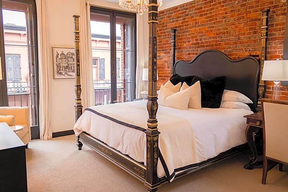 Speakeasy Suites Sleeps 18