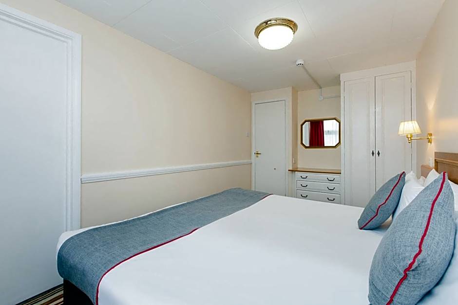 OYO Stade Court Hotel