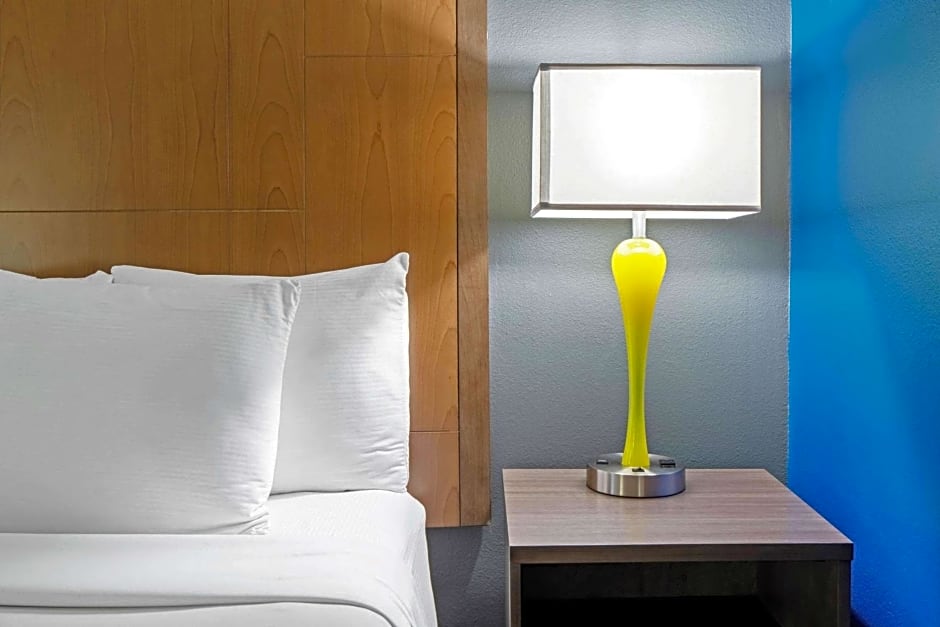La Quinta Inn & Suites by Wyndham Mercedes Outlet Mall