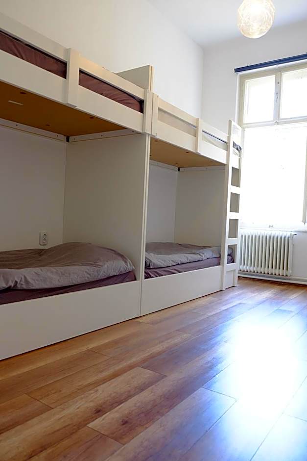 Lovecroatia Zagreb-'Paxnest' HOSTEL, No party! Cozy and quiet! Separated Men and women's rooms! Indoor shoes provided!