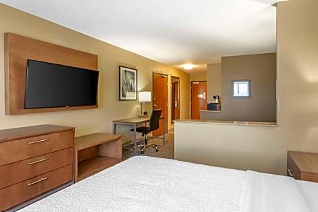 Queen Suite with Mobility Accessible Tub