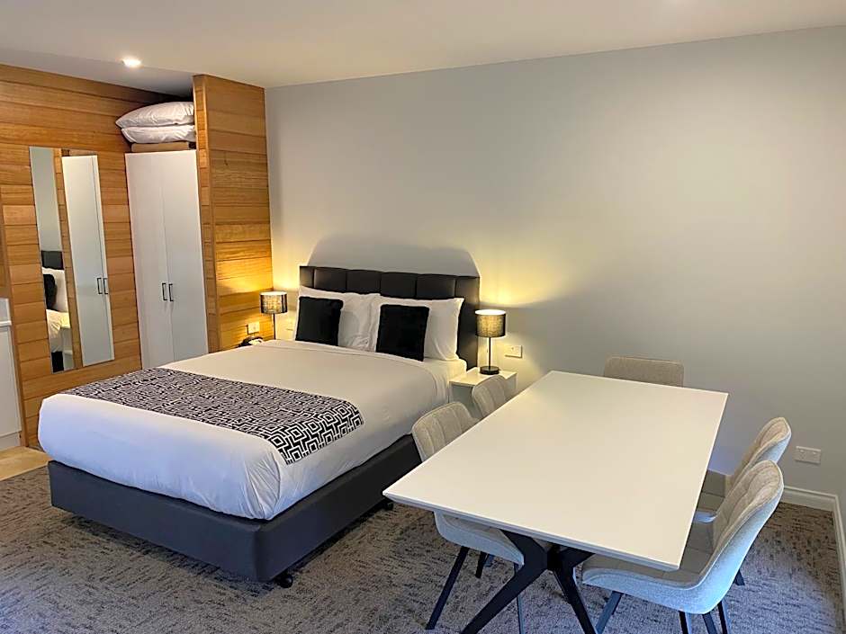 Sovereign Park Motor Inn