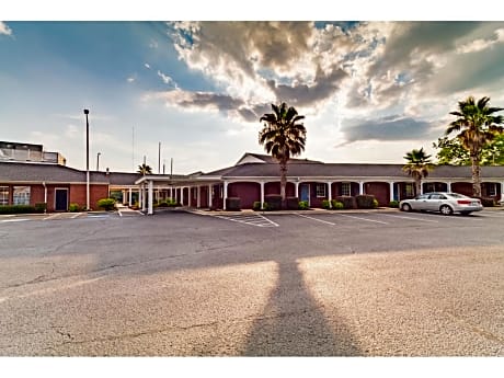 Winton Inn & Suites