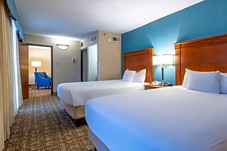 Deluxe Queen Suite with Sofa Bed - Non-Smoking