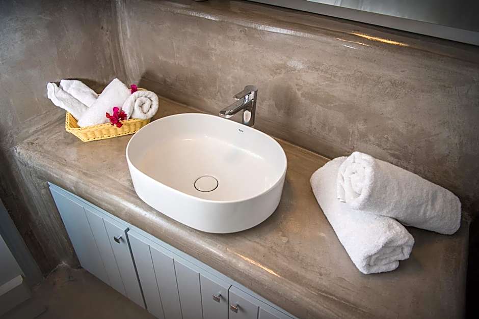 AQUA SERENITY LUXURY SUITES SANTORINI