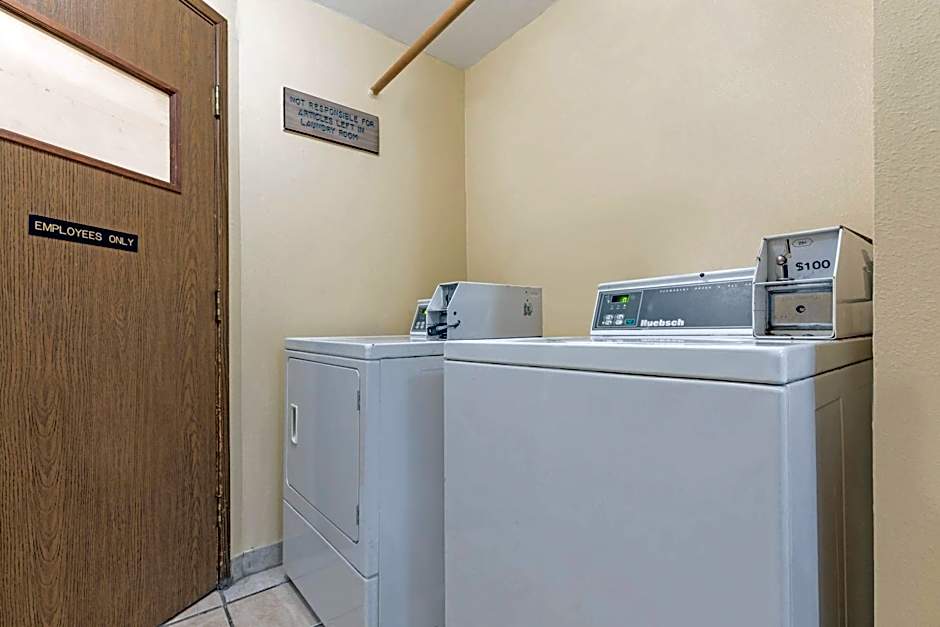 Days Inn by Wyndham Auburn